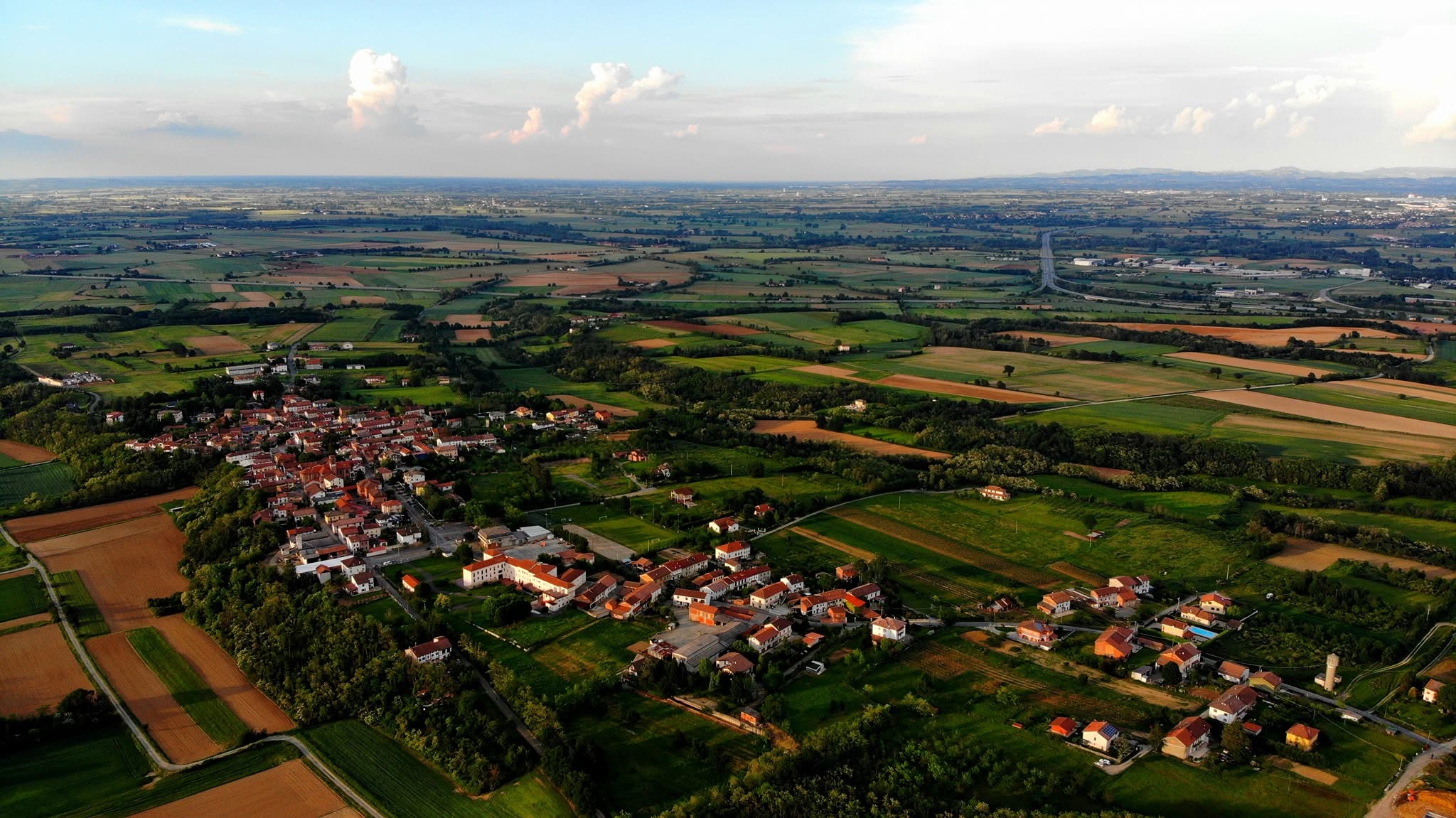 Veduta panoramica di Castelferro ripresa dal drone