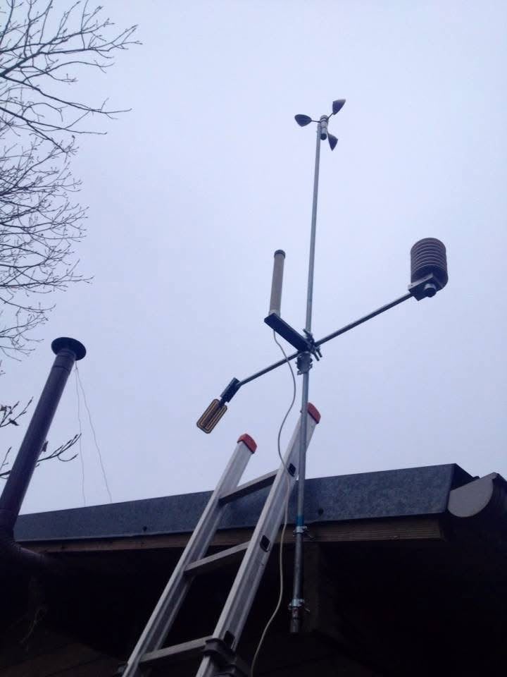 Installazione dei primi sensori della stazione meteo di Castelferro il 26 dicembre 2015