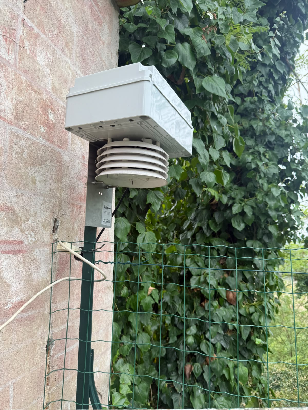 Installazione esterna della centralina per la qualità dell'aria di Castelferro